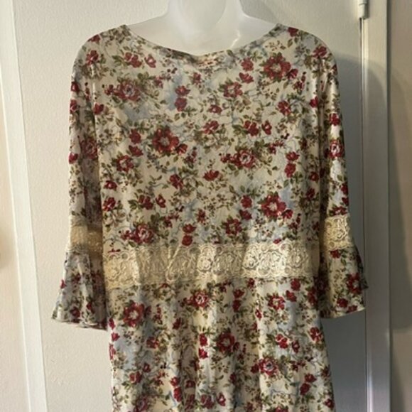 Beautiful Floral Lace Top - Picture 5 of 7